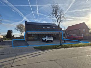 <p><span>Volledig gerenoveerd handelspand met aansluitend appartement en twee ruime garageboxen. </span></p><p><span>Voor het gebouw is voldoende parkeergelegenheid voorzien voor klanten. </span></p><p><span> </span></p><p><span>De handelsruimte van 150 m² beschikt over een apart klantentoilet.</span></p><p><span> Aansluitend bevindt zich een volledig gerenoveerd en ruim gelijkvloers appartement, ingedeeld met een gezellige living met open keuken, veranda, drie slaapkamers, een berging, badkamer (voorzien van ligbad, dubbele lavabo en inloopdouche) en twee aparte toiletten.</span></p><p><span> </span></p><p><span>In de vraagprijs zijn bovendien twee ruime garageboxen en een grote tuin inbegrepen. Het appartement beschikt ook over zonnepanelen en een thuisbatterij. </span></p><p><span> </span></p><p><span>Voor meer informatie of een bezoek kan u contact opnemen met Dieter van Pattymo via dieter@pattymo.be</span></p><p><span> of 09 377 03 92.</span></p>