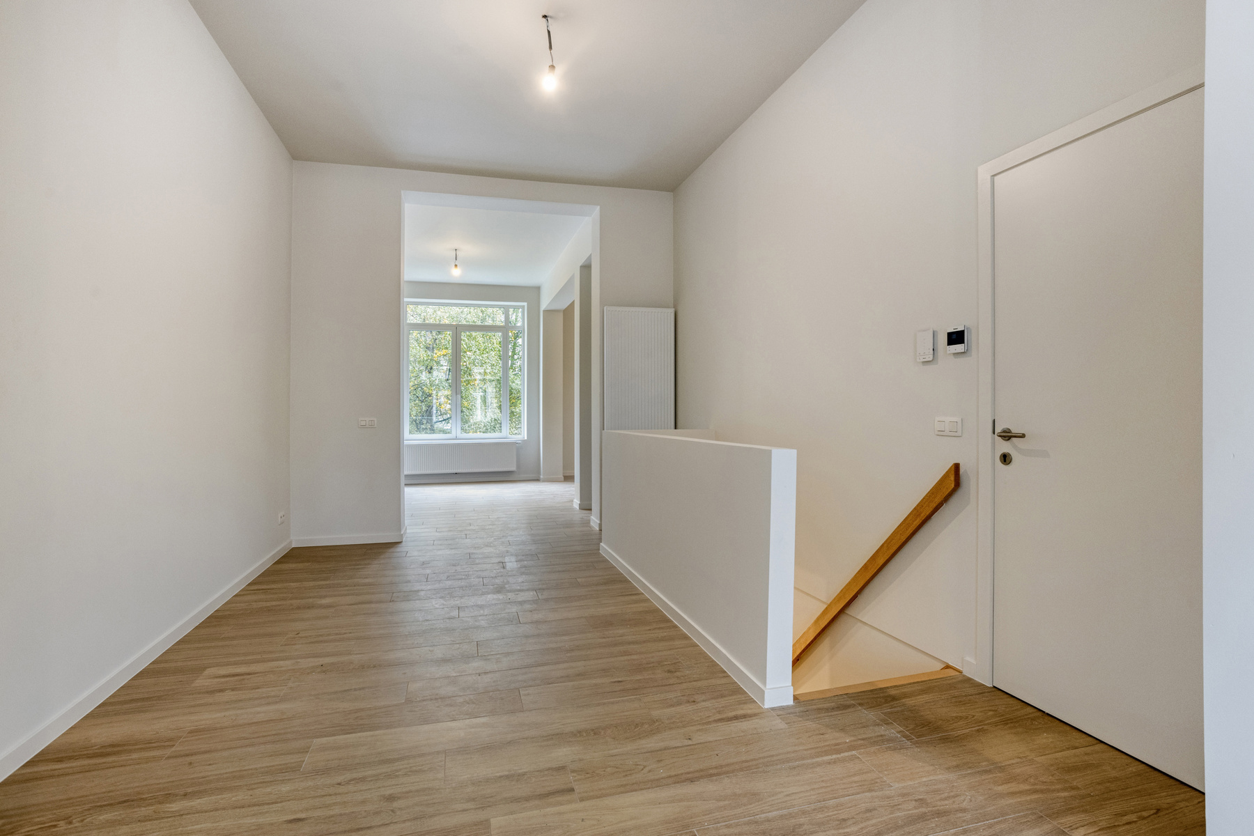 Prachtig gerenoveerd 2-slaapkamerappartement met tuin - foto 4