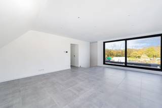 Bel appartement duplex récemment construit avec 2 chambres à coucher et une belle terrasse. Situé à Hemiksem près de la réserve naturelle de...