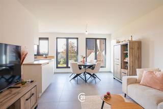 <p>Idéalement situé sur la place Heilig Hart à Bevegem, à quelques pas des écoles, des transports en commun et du centre de Zottegem, cet appartement rénové avec goût se trouve au troisième étage.</p><p>Le salon lumineux, ouvert sur la cuisine, offre tout le confort nécessaire à une vie agréable.<br />L'appartement dispose de deux chambres à part entière, d'une salle de bains avec douche et de toilettes séparées.</p><p>Parmi ses atouts supplémentaires, citons la cave privée et une place de parking individuelle à l'arrière de l'immeuble, comprise dans le loyer.</p><p>Agencement</p><p>* Hall d'entrée<br />* Salon spacieux<br />* Cuisine<br />* 2 chambres à part entière<br />* Salle de bains avec douche<br />* Toilettes séparées<br />* Débarras privé en sous-sol<br />* Place de parking privée<br />* PEP A</p><p>Informations pratiques</p><p>* Loyer : 780 €/mois<br />* Forfait charges : 40 €/mois<br />* Coût mensuel total : 820 €/mois<br />* Pas d'ascenseur dans l'immeuble.</p><p>Vous recherchez un appartement prêt à emménager, situé en centre-ville et à proximité de toutes les commodités ? Contactez-nous dès aujourd’hui pour plus d’informations ou pour organiser une visite.</p>