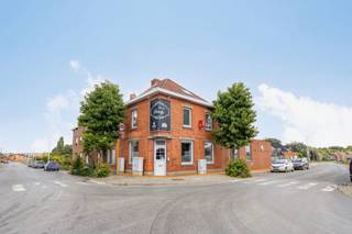 Altijd al gedroomd van je eigen koffiebar, trendy brunchzaak, gezellig tapasrestaurant of hippe conceptstore? Dit karaktervol hoekpand combineert...