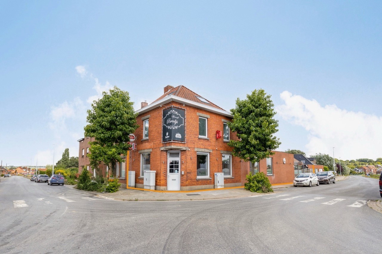 GOED GELEGEN HANDELSWONING MET TERRAS & GARAGE - foto 2