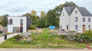 <article>
<div>
<div>
<div>
<div>
<div>
<div>
<p>Bij ImmoFusion 7/7 “open huis” : klik op onze 3D-TOUR.<br /><br /><br />In de rustige en groene Aanhofstraat in Heusden-Zolder bevindt zich deze mooie bouwgrond van 554 m², geschikt voor een halfopen bebouwing. De grond ligt in een nieuwe verkaveling en biedt achteraan een fraai uitzicht op de omliggende bossen. De ligging combineert rust en natuur met een uitstekende bereikbaarheid: de oprit van de autosnelweg E314 bevindt zich op korte afstand. De locatie is centraal gelegen tussen Heusden, Houthalen en Zonhoven, waardoor alle voorzieningen zoals winkels, scholen en recreatie makkelijk bereikbaar zijn. De omgeving is bosrijk, rustig en kindvriendelijk, ideaal voor wie op zoek is naar een aangename woonomgeving met veel groen.</p>
<p>Bouwvoorschriften</p>
<ul>
<li>
<p>Type bebouwing: halfopen bebouwing</p>
</li>
<li>
<p>Perceeloppervlakte: 554 m²</p>
</li>
</ul>
<p>Hoofdgebouw</p>
<ul>
<li>
<p>Maximale bouwdiepte gelijkvloers: 15 meter</p>
</li>
<li>
<p>Maximale bouwdiepte verdieping: 12 meter</p>
</li>
<li>
<p>Maximale bouwhoogte tot aan de kroonlijst: 6,5 meter</p>
</li>
<li>
<p>Daktype: plat dak</p>
</li>
</ul>
<p>Aanbouw</p>
<ul>
<li>
<p>Maximale bouwlaag: 1 bouwlaag</p>
</li>
<li>
<p>Maximale kroonlijsthoogte: 3,5 meter onder de kroonlijst van het hoofdgebouw</p>
</li>
<li>
<p>Daktype: plat dak</p>
</li>
</ul>
<p>Pluspunten:<br /><br />-Rustige ligging in een nieuwe verkaveling<br />-Achteraan uitzicht op een bosrijk gebied<br />-Groene en kindvriendelijke omgeving<br />-Centrale ligging tussen Heusden, Houthalen en Zonhoven<br />-Vlotte aansluiting met de autosnelweg E314<br />-Ruim perceel met mogelijkheden voor moderne architectuur<br />-Ideale combinatie van rust, natuur en bereikbaarheid<br /><br /><span>Maatregelen opgenomen in het Maatregelenregister: nee</span></p>
<p><span>Een bezichtiging ter plaatse of meer info, bel ons op 078/78.78.70, of kom gewoon binnen op ons kantoor, steeds welkom!</span></p>
</div>
</div>
</div>
</div>
<div></div>
</div>
</div>
</article>
<div></div>