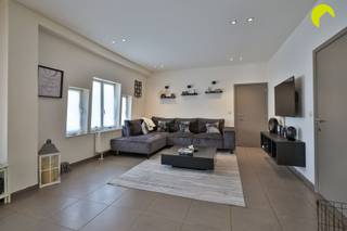 On the border of Edegem and Mortsel, we offer you this spacious and renovated flat (100m²) with 2 bedrooms. Included in the price is a...