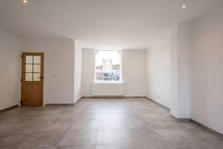 Welkom in deze prachtige woning in het hart van Meulebeke, waar comfort en stijl samenkomen. Met een bewoonbare oppervlakte van maar liefst 160m² biedt deze gezinswoning u drie ruime slaapkamers en een stijlvolle, moderne badkamer. Geniet van de grote lichtinval in elke kamer dankzij de frisse en moderne afwerking.De woonruimte straalt een gezellige sfeer uit, perfect voor ontspanning. De goed uitgeruste keuken nodigt uit, compleet met hedendaagse toestellen en duurzame materialen.Buiten wacht een ruime tuin van 165m², ideaal voor zomerse barbecue's of een rustige middag in de zon. De privacy is gegarandeerd dankzij de omheinde perceel. Hoewel de woning geen garage heeft, is er voldoende parkeergelegenheid in de buurt.De locatie is een ander groot pluspunt: dichtbij scholen, winkels en openbaar vervoer, waardoor het dagelijks leven en woon-werkverkeer bijzonder praktisch zijn. Met dit huis investeert u in een toekomst vol woonplezier in een prachtige buurt.Interesse? Bel ons gerust op 056 96 08 00 of mail naar info@property-vastgoed.be voor meer info of een bezoek.