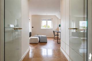 <strong>Ruim en lichtrijk duplex appartement van ca. 200 m² met 2 slaapkamers, 2 badkamers én schitterende terrassen, gelegen op de 4e verdieping in residentie "Het Victoriepark". Deze residentie ligt verscholen rondom een aangename en rustige binnenplaats, en bevindt zich in het Turnhoutse stadscentrum waardoor alle voorzieningen (bushalte, station, winkelstraat, grootwarenhuis, bakkers, slagers, ...) op wandelafstand liggen. Zeer gunstige EPC-score van 183 kWh/m²/jaar (energielabel B). <br /><br /></strong><span>Indeling van het appartement:</span> U betreedt het appartement via een inkomhal met vestiairekast en toegang tot de verschillende leefruimtes. De lichtrijke woonkamer wordt gekenmerkt door een warme parketvloer, veel ingemaakte kasten en extra daglicht dankzij de prachtige loodglazen lichtkoepel. Dankzij de screens en zonneluifel kan het comfort het hele jaar door optimaal behouden blijven. Vanuit de woonkamer heeft u toegang tot een aangenaam terras.<br /><br />Aansluitend bevindt zich de aparte keuken, uitgerust met Miele-toestellen waaronder een oven, vaatwasser, keramische kookplaat met dampkap en koelkast. De keuken beschikt bovendien over een praktische voorraadberging. Verder is er een aparte technische berging voorzien met aansluitingen voor wasmachine en droogkast.<br /><br />Het appartement beschikt verder over een apart gastentoilet en tal van praktische opbergmogelijkheden dankzij de vele ingemaakte kasten die doorheen de woning aanwezig zijn.<br /><br />De ruime hoofdslaapkamer vormt een volwaardige master suite en beschikt over een ensuite dressing met geïntegreerde bureauruimte en een badkamer met douche, ligbad, toilet en dubbele wastafel.<br /><br />Op de verdieping bevindt zich een tweede ruime slaapkamer met eigen keukentje, een aparte badkamer met douche en toilet en een riant terras. Daarnaast is er nog een praktische zolderberging aanwezig. <br /><br /><span>Bijzonderheden:</span> <br /><span>- Centrale verwarming op aardgas (HR-top ketel, Junkers)<br />- Gunstige EPC-score van 183 kWh/m²/jaar (label B)<br />- Lift aanwezig<br />- Riant dakterras <br />- Screens en zonneluifel aanwezig <br />- Maandelijkse lasten: €178 /maand (incl. blokpolis)<br /><br /></span>