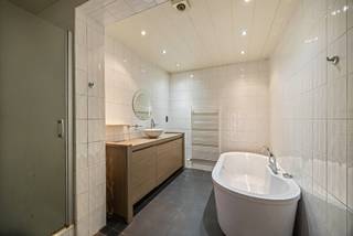 Bent u op zoek naar een ruim gelijkvloersappartement met grote tuin? Dan is dit appartement in de Neerstraat 102 te Tessenderlo zeker een bezoek waard.
Met een bewoonbare oppervlakte van 140 m² biedt dit appartement aangename en ruime leefruimtes, ideaal voor zowel eigen bewoning als investering.
Een belangrijke troef zijn de zonnepanelen, met 7,2kWp, wat resulteert in een energiezuinige woning en lagere energiekosten. Hierdoor voldoet het appartement reeds aan hedendaagse energie-eisen.
Gelegen op een vlot bereikbare locatie nabij winkels, scholen, openbaar vervoer en belangrijke verbindingswegen, geniet u hier van een uitstekende combinatie van rust en bereikbaarheid.
Troeven:
+ Bewoonbare oppervlakte van 140 m²
+ Ruime leefruimtes
+ Zonnepanelen
+ Gunstig EPC-label C
+ Centrale ligging in Tessenderlo
+ Interessant voor eigen bewoning of als investering
Een appartement met veel potentieel op een goede locatie. Garage optioneel bij aan te kopen aan € 20.000.
Contacteer ons voor meer informatie of een bezichtiging.