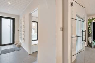 <p>Deze hedendaagse, energiezuinige gezinswoning biedt een unieke combinatie in comfort en moderne afwerking. Dankzij het recente renovatieproject geniet de woning van een frisse, eigentijdse uitstraling en een bijzonder gunstig energieverbruik. De leefruimtes zijn licht en aangenaam, met een logische indeling die perfect aansluit bij de noden van een modern gezin. Met vier volwaardige slaapkamers en een aparte praktijkruimte of bureau is er plaats genoeg voor zowel werk als ontspanning.</p>
<p>De woning beschikt over een volledig onderkelderde structuur, wat extra bergruimte biedt. De nieuwe ramen zorgen voor een strakke look en dragen bij aan het hoge wooncomfort. Buiten vindt u een onderhoudsvriendelijke tuin met terras en zwembad, ideaal om te genieten tijdens warme dagen. Dankzij de zonnige oriëntatie en de aanwezigheid van zonnepanelen blijft het energieverbruik bijzonder laag, wat deze woning extra aantrekkelijk maakt.</p>
<p></p>
<p><span>TROEVEN: </span></p>
<p>* EPC B-label !</p>
<p>* Zonnepanelen</p>
<p>* Elektriciteit conform</p>
<p>* Laadpaal aanwezig</p>
<p>*Vier slaapkamers + bureau/praktijkruimte</p>
<p>* Nieuwe ramen</p>
<p>* Volledig onderkelderd<br />*inpandige studiokamer boven de garage</p>
<p></p>
<p>Voor meer info of een bezoek: Contacteer Roxanne op het nummer: 09 232 21 50 of per mail: roxanne@cornelis-partners.be</p>