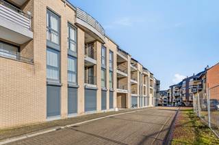 Gelijkvloers appartement met 2 slaapkamers en parking te huur in het centrum van LanakenOp zoek naar een comfortabel en instapklaar appartement in...
