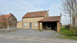 In het rustige en landelijke Merkem bevindt zich deze charmante woning op een perceel van maar liefst 880 m². Hier geniet je dagelijks van rust, ruimte en een prachtig uitzicht op het omliggende landschap – de ideale plek voor wie wil ontsnappen aan de drukte en toch comfortabel wil wonen.<br /><br />De woning werd grondig gerenoveerd in 2015 en combineert hedendaags wooncomfort met een praktische indeling.<br /><br />Op het gelijkvloers kom je binnen via de inkomhal met apart gastentoilet. De woning beschikt over een ruime en lichtrijke leefruimte met een open, volledig ingerichte keuken. Vanuit zowel de leefruimte als de keuken heb je een prachtig zicht op de tuin en de groene omgeving. Verder bevindt zich op het gelijkvloers nog een praktische bureauruimte, ideaal voor thuiswerk, en een badkamer uitgerust met lavabo, inloopdouche en toilet.<br /><br />Op de verdieping vind je de nachthal, drie volwaardige slaapkamers en een apart toilet.<br /><br />Ook buiten heeft deze woning heel wat te bieden. De ruime tuin met landelijke vergezichten vormt een heerlijke plek om te ontspannen. Daarnaast is er een ruim terras, deels overdekt, waar je het hele jaar door kan genieten van het buitenleven. Vooraan de woning bevindt zich bovendien een handige carport, en parkeren kan probleemloos dankzij voldoende parkeergelegenheid voor de deur.<br /><br />* regenwaterput 10.000liter<br />* steenput