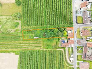 Deze woning met garage en tuin bevindt zich uiterst gunstig en idyllisch gelegen langsheen de Nieuwegestraat te Elene, grenzend aan het domein van kasteel te Leeuwergem, een prachtige omgeving om te wandelen, fietsen, lopen, ... Of voor wie op zoek is naar rust doch vlakbij alle voorzieningen en centrum Zottegem én kort bij belangrijke invalswegen N46, N42, ...<br /> De woning is volledig te renoveren of te slopen. <br />Indeling gelijkvloers: inkomhal, leefruimte, eetplaats, bureau, keuken, badkamer, berging/wasplaats.<br />Op de verdieping bevinden zich 4 slaapkamers. Er is een zoldertip en er is een kelder aanwezig. <br />Buiten is er nog de garage en bergingen en de uitgestrekte tuin, omringd door de naastgelegen percelen met fruitbomen. <br />WOONHUIS MET POTENTIEEL OF INTERESSANTE BOUWGROND MET EEN JUISTE PRIJS-KWALITEITVERHOUDING!!<br />Verwarming met gas en elektriciteit (gashaard en accumulatie), PVC ramen met dubbel glas, verdieping met houten roostering. EPC: 743 kWh/(m² jaar), energielabel F (renovatieverplichting), bewoonbare oppervlakte volgens EPC: 150 m² (zolder en kelder niet inbegrepen), KI: €555, elektrische installatie niet conform het AREI. <br />landschappelijk waardevol agrarisch gebied, geen vergunning uitgereikt (gebouwd voor 1962), geen rechterlijke of bestuurlijke maatregel opgelegd, geen voorkooprecht, geen verkavelingsvergunning uitgereikt. Geen risicozone voor overstromingen, P-score A, G-score A. <br />U kan de beschikbare attesten bij verkoop downloaden via de website janssens-leroy.be.