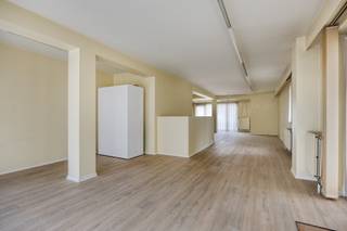 Deze kantoor-, handelsruimte van ca. 100 m² is gelegen in de Peter Benoitstraat. De Peter Benoitstraat bevindt zich in een rustige woonwijk binnen de stad Hasselt. De straat ligt op een relatief korte afstand van het centrum, waardoor voorzieningen zoals winkels, scholen en openbaar vervoer goed bereikbaar zijn. Dankzij de ligging nabij belangrijke invalswegen is de verbinding met andere stadsdelen en omliggende gemeenten vlot.<br /><br />De kantoorruimte is een open ruimte met grote raampartijen die ev. ingedeeld kan worden in verschillende compartimenten. Er is een apart toilet aanwezig. De kantoorruimte heeft een aparte toegang en een rechtstreekse trap naar een privatieve kelderruimte van ca. 22 m².<br /><br />De pluspunten op een rij:<br />+ Rustige ligging nabij invalswegen en het centrum<br />+ Kelder van 22 m² (is inbegrepen in de bewoonbare oppervlakte)<br /><br />Wenst u graag een zaak te starten maar bent u nog op zoek naar een commercieel pand of een kantoorruimte? Kom dan zeker een kijkje nemen! Contacteer Stephanie Odeurs op het nummer 0474-73 64 84 of via email stephanie@vestio.com.