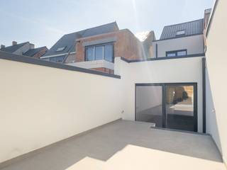 Voor meer informatie of een bezoek contacteer Anne De Block van OC Vastgoed: 0471 38 00 36 of anne@ocvastgoed.be<br /><br />Deze energiezuinige woning met topligging te Wetteren beschikt over drie slaapkamers (10m²/9m²/18m²) en gezellig terras met tuin. Belangrijke invalswegen, winkels en scholen in de buurt. <br /><br /><strong>De indeling als volgt: <br />Gelijkvloers:</strong><br />Inkomhal, technische ruimte, badkamer voorzien van toilet, lavabo en inloopdouche, uitgeruste keuken en lichtrijke leefruimte.<br /><strong>Eerste verdieping: </strong><br />Centrale overloop, afzonderlijk toilet en twee ruime slaapkamers (10m²/9m²).<br /><strong>Tweede verdieping te betreden met vaste trap:</strong><br />Deze ruime kan dienen als derde, ruime slaapkamer (11m²).<br /><br />Zonnig aangelegd terras met gezellige tuin! <br />Parkeermogelijkheid in de straat. <br /><br />Technische gegevens (eerste bewoning na renovatie): dubbele beglazing, centrale verwarming op aardgas, conforme elektriciteit. <br /><br /><strong>Maak uw afspraak vandaag nog! </strong><br /><br />EPC label B (146kWh/m²jaar / Bewoonbare oppervlakte volgens EPC attest: 113m² / Perceeloppervlakte: 120m²<br />Stedenbouwkundige inlichtingen in aanvraag op 27/04/2026. <br />Geen overstromingsgevoelig gebied: P-score: A, G-score: A