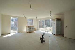 Ontdek dit exclusieve nieuwbouwproject in het centrum van Assenede, op de hoek van de Diederikstraat en de Kriekerijstraat. Dit kleinschalige project omvat vijf stijlvolle appartementen en twee moderne woningen, waarbij comfort, energiezuinigheid en een hoogwaardige afwerking centraal staan. Elke entiteit beschikt over een private parkeerplaats en bewoners kunnen gebruikmaken van een gemeenschappelijke fietsenberging. Bovendien krijgt u als koper nog de vrijheid om zowel de keuken als de badkamermeubels volledig naar eigen smaak samen te stellen, zodat uw nieuwe thuis perfect aansluit bij uw persoonlijke woonwensen.<br /><br />Deze moderne halfopen woning biedt een bewoonbare oppervlakte van 179,44 m² en is ontworpen met oog voor ruimte en wooncomfort.<br /><br />Op het gelijkvloers bevinden zich een ruime en lichtrijke leefruimte met open keuken, een aparte bureauruimte, een praktische berging en een gastentoilet. Via de leefruimte bereikt u het ruime terras van 37,50 m² met privatieve tuin.<br /><br />Op de eerste verdieping vindt u 2 ruime slaapkamers, een badkamer en een apart toilet. De tweede verdieping biedt nog eens 2 slaapkamers, een afzonderlijk toilet en een polyvalente speel- of bureauruimte. Met in totaal 4 slaapkamers is deze woning ideaal voor gezinnen die op zoek zijn naar ruimte en flexibiliteit.<br /><br />Meer info of een bezoek? Bel WIJSvastgoed +32 9 395 80 10 !