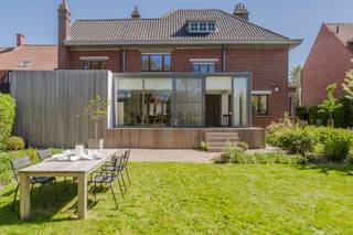 Bij het betreden van de woning word je verwelkomd door een authentieke inkomhal die de charme van het pand benadrukt. De twee leefruimtes...