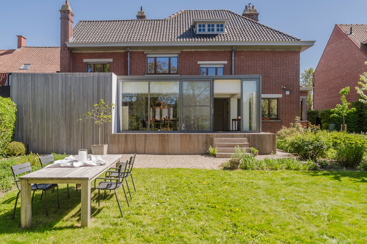 Karaktervolle burgerwoning met charmante tuin in Wevelgem - foto 2