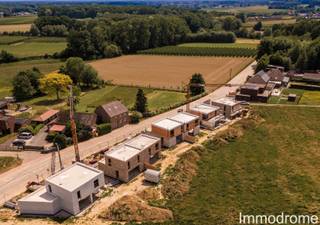 In de Attenrodestraat, midden in het karaktervolle Meensel-Kiezegem, worden er zeven ruime gezinswoningen gebouwd. Deze verborgen parel in het Hageland biedt alles wat je nodig hebt voor comfortabel en veilig wonen, omringd door de rustgevende natuur die deze regio zo geliefd maakt. De woningen zijn gelegen in een groene, landelijke omgeving. Ze bieden een oase van rust met een prachtig, uitgestrekt uitzicht. De strategische ligging in het hart van het Hageland – bekend om zijn heuvelruggen en bossen – maakt de Attenrodestraat de ideale plek voor wie op zoek is naar een uitnodigende woonomgeving voor ontspanning en natuurbeleving. Tielt-Winge ligt perfect gepositioneerd op slechts 40 kilometer van Brussel en 20 kilometer van Leuven.<br />Een ideale locatie voor zowel werk als ontspanning. De Winge Golf &amp; Country Club, de iconische Vlooybergtoren en winkelcentrum Gouden Kruispunt bevinden zich op slechts enkele kilometers, wat bijdraagt aan de hoge levenskwaliteit in deze omgeving. <br />Elke van de 7 woningen straalt een moderne, rustige elegantie uit, met veel licht en ruimte als kern van het ontwerp. Vanuit de leefruimtes heb je een indrukwekkend uitzicht op de tuin. De grote raampartijen aan de voor-, zij- en achterkant zorgen voor een overvloed aan natuurlijk licht. Samen vormen de woningen een harmonieus geheel, uitgevoerd in genuanceerde gevelstenen in grijsbeige of bruinrode tinten. De voorgevels worden versterkt met antracietkleurige aluminium gevelbekleding voor een subtiele, maar krachtige uitstraling. Uiteraard zijn de woningen "future" proof afgewerkt met warmtepomp, zonnepanelen, vloerverwarming, e.d. zodat het E-peil &lt;20 zal bedragen!<br />Uiteraard heeft de koper nog inspraak in de afwerking. Verkoop deels onder registartierechten, deels onder 21% BTW.<br />Werfbezoek mogelijk<br />REEDS 3 WONINGEN VERKOCHT !!!