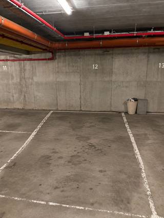 <p><span>Deze ondergrondse autostaanplaats is gelegen aan de Oudesteenweg 29-33 in Antwerpen, vlak bij het Sint-Jansplein. Het </span><span>centrum van Antwerpen</span><span>, het Centraal Station en tal van winkels, cafés, restaurants en mogelijkheden voor openbaar vervoer bevinden zich op wandelafstand. Ook de belangrijkste invalswegen zijn vlot bereikbaar.</span></p><p><span> </span></p><p><span>De autostaanplaats is gelegen in de ondergrondse parkeergarage en is ideaal voor eigen gebruik of als investering.</span></p><p><span> </span></p><p><span>Ben jij geïnteresseerd in deze autostaanplaats te koop in Antwerpen, ben je op zoek naar ander vastgoed, een investering of wens je de waarde van jouw eigendom te kennen? Dan ben je bij BOLT immo aan het juiste adres! Wij helpen jou graag verder.</span></p>