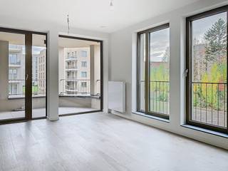Tour &amp; Taxis - Dit moderne twee-slaapkamerappartement is een BEN - woning op de 2de verdieping en heeft een bewoonbare oppervlakte van ± 93 m² en een terras van ± 8 m². De gemeenschappelijke kosten, onder de vorm van een provisie, bedragen 200,00 EUR/maand en dienen voor het onderhoud van de gemeenschappelijke delen &amp; verwarming.Indeling van het appartement:Inkom - volledig geïnstalleerde keuken - leefruimte - eetruimte - gastentoilet - berging - slaapkamer 1 - badkamer - slaapkamer 2 - opbergruimteOnmiddellijk beschikbaar! Bezoekaanvragen via onze site DEWAELE.com! Parking niet inbegrepen.Dit moderne nieuwbouwappartement op de 2e verdieping in Tour &amp; Taxis biedt een comfortabele en stijlvolle woonervaring. Het beschikt over een ruime woonkamer met veel lichtinval, een moderne keuken, twee slaapkamers , en een badkamer met douche en bad! Een terras van 8m² op het zuidwesten is een extra troef.Het appartement is voorzien van driedubbele beglazing, een ventilatiesysteem D, en een ondergrondse fietsenberging. De locatie in Tour &amp; Taxis is ideaal, met een breed scala aan voorzieningen en goede bereikbaarheid.