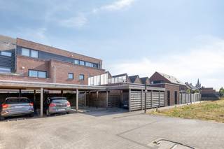 Gezellig, instapklaar en energiezuinig appartement met 1 slaapkamer, prachtig zonneterras, carport en 2 extra staanplaatsen te koop in Hooglede.Dit uiterst verzorgde en instapklare appartement op de eerste verdieping van de kleinschalige residentie "Den Ondank" bevindt zich op wandelafstand van de markt van Hooglede. Met een bewoonbare oppervlakte van ca. 90 m², een uitstekende energiescore (EPC-label A) en een schitterend terras geniet u hier van ruimte, comfort en rust. Het betreft een recent appartement van 2017 en is een uitstekende keuze voor zowel eigen bewoning als investering.De gezellige leefruimte sluit naadloos aan op de volledig uitgeruste open keuken. Via het grote schuifraam bereikt u het ruime terras van maar liefst 10 m², waar u in alle privacy kunt genieten van zowel de ochtend- als avondzon. Een ideale plek om te ontspannen of gezellig te tafelen.Het appartement omvat verder een inkomhal met gastentoilet, een ruime slaapkamer en een aansluitende badkamer voorzien van een douche en een lavabomeubel.Een absolute meerwaarde zijn de parkeerfaciliteiten: een carport én twee bijkomende privatieve staanplaatsen achter het gebouw zijn inbegrepen. De carport is bereikbaar via de Bakkerijstraat en bevindt zich vlak bij de achteringang van het gebouw, wat bijzonder praktisch is na het boodschappen doen. Parkeren is hier nooit een probleem. Daarnaast beschikt de residentie over een lift en een gemeenschappelijke berging voor fietsen en klein materiaal.De centrale ligging combineert het gemak van alle dagelijkse voorzieningen op wandelafstand, zoals een supermarkt, bakker, slager, apotheek en bibliotheek. Ook banken, horeca en openbaar vervoer bevinden zich in de directe omgeving. Met de wagen geniet u bovendien van een vlotte verbinding naar het Mammoet Center, de Ring rond Roeselare en de E403 richting Brugge en Kortrijk.Bent u op zoek naar een gezellig, instapklaar en energiezuinig appartement met een prachtig terras en uitzonderlijk veel parkeergelegenheid? Dan is dit een unieke opportuniteit die u niet wilt missen. Dit recente appartement is zonder twijfel een uitstekende keuze, zowel voor eigen bewoning als investering. Contacteer ons vandaag nog voor meer informatie of plan uw bezoek in en ontdek zelf alle troeven van dit mooie appartement.Neem vandaag nog contact op voor een bezoek!Bestuursmaatregelen in het maatregelenregister: nee