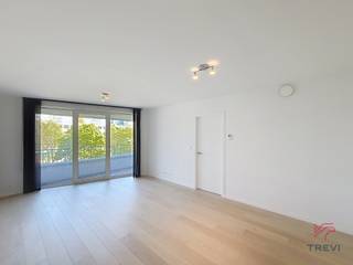 BRUSSEL – In het project "Canal Wharf", in de wijk Tour & Taxis, niet ver van de Gare Maritime, dicht bij vervoer en winkels, appartement met 1 slaapkamer op de 2e verdieping van circa 70m² woonoppervlakte bestaande uit een inkomhal met apart toilet, ruimte voor wasmachine, douchekamer (douche - wastafel), woonkamer van circa 25,5m² met toegang tot het terras van circa 8m², halfopen keuken volledig uitgerust (oven, kookplaten, afzuigkap, koelkast/vriezer, vaatwasser), slaapkamer van circa 15,5m² met toegang tot het terras van circa 8m². Voorschot op lasten van 160€/maand (warm water, verwarming, gemeenschappelijke delen). EPC B+. Vrij vanaf 01/03/2026. Afmetingen worden louter ter informatie gegeven.