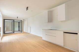 Gerenoveerd appartement met twee slaapkamers en terras te hartje Antwerpen!<br /><br />Op de tweede verdieping van een kleinschalig gebouw met slechts zes units bevindt zich dit volledig gerenoveerde en energiezuinig appartement. Een ideale woning voor wie op zoek is naar een instapklaar appartement met een moderne afwerking, praktische indeling en een aangename buitenruimte.<br /><br />Bij het binnenkomen komt u in de inkomhal die voorzien is van een apart gastentoilet en een praktische berging. Deze berging beschikt over de nodige aansluitingen voor wasmachine en droogkast.<br /><br />Vervolgens komen we in de aangename leefruimte met open keuken voorzien van de nodige toestellen. De open indeling zorgt voor een ruimtelijk en gezellig geheel. Vanuit de leefruimte heeft u rechtstreeks toegang tot het terras van ca. 6m².<br /><br />Via de nachthal komen we bij de badkamer en de twee slaapkamers. De moderne badkamer beschikt over een inloopdouche met regendouchekop, een dubbele lavabo en een tweede toilet.<br /><br />De grootste slaapkamer heeft een oppervlakte van ca. 19m² en de tweede slaapkamer een oppervlakte van ca. 8m² <br /><br />Belangrijkste troeven: <br /><br />- Volledig gerenoveerd kleinschalig gebouw <br />- Energiegunstig - EPC-label B<br />- Aparte meters voor alle nutsvoorzieningen<br />- Terras aanwezig<br /><br />92m² totale oppervlakte (cfr. EPC).<br /><br />Opmerking: de foto's tonen de huidige toestand van het appartement. De laatste fase van afwerking is momenteel nog lopende. Het appartement wordt volledig afgewerkt en instapklaar opgeleverd.<br /><br />Wenst u een bezoek of meer informatie? Dan kan u ons steeds contacteren via info@dvarealestate.be of via 03/297.00.00.