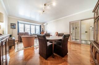 We Invest Liège et Cyril (0499/36.01.12) vous présentent cet agréable appartement deux chambres idéalement situé dans le quartier prisé des Guillemins, à deux pas du Quai de Rome et à proximité immédiate de toutes les commodités : gare, transports, commerces et écoles.<br /><br />D’une superficie de 105 m² selon PEB (label B), cet appartement offre des espaces de vie confortables et bien agencés. Vous y découvrirez un lumineux séjour, une cuisine fonctionnelle ainsi que chambres spacieuses, dont une bénéficiant d’un accès à une agréable terrasse. Le bien est proposé à la location non meublé, à l’exception d’un lave-linge et d’un sèche-linge mis à disposition. Une cave privative complète également le bien.<br /><br />Le bien est équipé de châssis double vitrage, garantissant un bon confort thermique et acoustique. <br /><br />Grâce à sa localisation stratégique, ses beaux volumes et ses bonnes performances énergétiques, cet appartement constitue une belle opportunité de location, tant pour un couple que pour une petite famille.<br /><br />💰 Loyer : 850 €/mois <br />💡 Provisions de charges : 150 €/mois<br /><br />Pour plus d’informations ou pour organiser une visite, contactez Cyril au 0499/36.01.12.