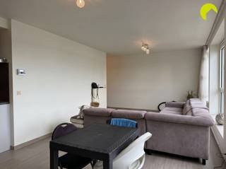 <p><span>Op een zeer centrale locatie in Mortsel vinden we dit instapklare 2slk appartement van 96 m² met een zonnig terras.</span></p><p><span>In de directe omgeving zijn alle vormen van openbaar vervoer te vinden. Ook alle winkels van Mortsel, waaronder een supermarkt, eveneens op wandelafstand. </span></p><p><span>Het appartement maakt onderdeel uit van een recent gebouw uit 2012.</span></p><p><span> </span></p><p><span>De indeling:</span></p><p><span>De lift brengt ons naar de 4e verdieping. </span></p><p><span>Aan de voorzijde hebben we de brede living met aansluitend de open keuken.</span></p><p><span>De leefruimte heeft ramen op de breedste kant.</span></p><p><span> </span></p><p><span>De keuken is uitgerust met ingebouwde oven, ijskast, vaatwasmachine, elektrisch vuur en dampkap.</span></p><p><span> </span></p><p><span>Terug in de hal vindt u een apart toilet, een berging/wasplaats en de badkamer, voorzien van een bad en lavabo.</span></p><p><span> </span></p><p><span>Achteraan zijn er 2 slaapkamers.</span></p><p><span>Via de grote ramen, hebben we toegang tot het zonnige terras van ca 8m² met zonneluifel.</span></p><p><span> </span></p><p><span>In de prijs is er 1 grote kelderbergingen inbegrepen!</span></p><p><span>Het gebouw heeft een collectieve fietsenberging.</span></p><p><span> </span></p><p><span>Alle meters zijn individueel</span></p><p><span>Gunstig EPC!</span></p><p><span> </span></p><p><span>Nuttige informatie</span></p><p><span>Maandelijkse lasten: 100 euro (onderhoud lift, poetsen van de gang, minuterie gemeenschappelijke delen,...)</span></p><p><span>EPC: 101 kWh/(m²jaar)</span></p><p><span>Huurwaarborg: 3 maanden</span></p><p><span>Plaatsbeschrijving: € 225 per partij</span></p><p><span>Beschikbaar: 01/08/2026</span></p><p><span>Oppervlakte volgens meting EPC.</span></p><p><span> </span></p><p><span>Boek nu zelf ONLINE uw afspraak in. Surf naar het betreffende eigendom op onze website <span>www.habicom.be</span></span><span> en klik op de roze knop </span><span>'PLAN EEN BEZOEK'</span><span>. <br />Kies het moment dat u het beste uitkomt, vul de gevraagde contactgegevens in en klik nadien op verzenden om te bevestigen. </span></p><p><span> </span></p><p><span>Meer info? Mail ons via <span>hallo@habicom.be</span></span><span> </span></p><p><span> </span></p>