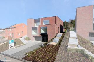 VOLLEDIG AFGEWERKTE EN GESCHILDERDE NIEUWBOUWWONING (EPB E10) MET 3 SLAAPKAMERS, 2 BADKAMERS, 2 GARAGES, KELDER EN AANGELEGDE TUIN IN WERM*** Bekijkt...