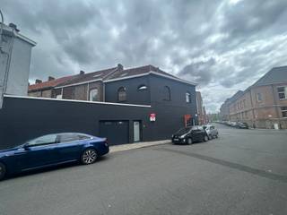 Instapklaar handelspand met woonst en garage Bent u op zoek naar een instapklaar handelspand met woonst op een centrale locatie? Dit veelzijdige pand...