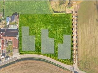 Bouwgrond met prachtige zichten, voor villabouw gelegen in groene omgeving!Op zoek naar de perfecte plek voor jouw droomvilla? Wij bieden deze mooi gelegen bouwgrond aan in de Kasteelstraat, Wortegem-Petegem, met een prachtig open zicht op de omliggende velden. Ideaal gelegen in een rustige, landelijke omgeving nabij het kasteeldomein van Petegem, op korte afstand van lokale voorzieningen. Lot 1: 1.027 m², Lot 2: 1.030 m²Lot 3: VerkochtBouw jouw woning volledig naar wens: van ruwbouw wind- en waterdicht tot volledig sleutel-op-de-deur afgewerkt, binnen jouw budget.*Wordt verkocht met bouwverplichting.Voor meer informatie, mail naar emiel@immobeguin.be