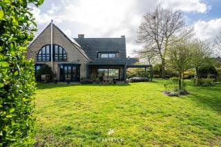 Verscholen in het groen van Assenede schuilt deze karaktervolle villa, waar rust, ruimte en verfijning naadloos samenvloeien. De ligging blinkt uit met open zichten over het glooiende landschap en een zeldzaam gevoel van pure discretie, een troef die dit pand meteen onderscheidt van de rest.<br /><br />Ontworpen met oog voor licht en beleving, vullen grote raampartijen het huis met buitengevoel. De leefruimtes ademen openheid en functionaliteit, perfect voor wie kwaliteit boven kwantiteit stelt.<br /><br />Vijf volwaardige slaapkamers en potentieel voor meerdere badkamers bieden ongekende flexibiliteit: ideaal voor grote gezinnen, een thuispraktijk of vrij leven op eigen ritme.<br /><br />De tuin en wijde zichten versterken het gevoel van vrijheid en privacy. Woon hier in sereniteit, met vlotte toegang tot Eeklo, Zelzate en Gent, zonder de massa van de grote ketens.<br /><br />Deze villa nodigt uit om te personaliseren naar hedendaagse wensen: een unieke kans voor wie karaktervol wonen kiest en het zelf verfijnt.<br /><br />Troeven:<br />-Uitzonderlijk gevoel van rust en privacy<br />-Vijf volwaardige slaapkamers<br />-EPC Label C<br />-3de badkamer af te werken<br />-Lichtrijke leefruimtes met sterke connectie naar buiten<br /><br />Kortom: Een verfijnde villa voor wie bewust leeft, kwaliteit, rust en exclusiviteit in hartje Assenede. <br />Contacteer ons voor een discrete bezichtiging.