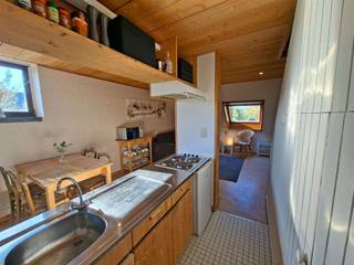 <p><span>Dit gezellige duplex vakantiehuis ligt net buiten het dorp Ny, in het L'Espinette condominium complex.</span></p><p><span>Op de begane grond is er een woonkamer, eethoek, keuken en badkamer met bad. Boven  is een slaapkamer.</span></p><p><span>Elke mede-eigenaar beschikt over een parkeerplaats buiten. </span></p><p><span>De woning is ideaal gelegen dicht bij de voorzieningen van het dorp Hotton, in een groene en rustige omgeving.</span></p><p><span></span></p>
