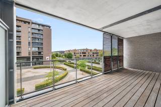 <p>Op de tweede verdieping van een modern en verzorgd appartementencomplex vinden we dit ruime appartement met een bewoonbare oppervlakte van 111 m².<br /><br />De lichtrijke leefruimte biedt plaats aan een gezellige zithoek en een aangename eethoek. Vanuit de woonkamer geniet u bovendien van een mooi zicht op de Schelde, wat zorgt voor een bijzonder aangename woonbeleving. Aansluitend bevindt zich de goed uitgeruste keuken.<br /><br />Het appartement beschikt over twee volwaardige slaapkamers en een verzorgde badkamer. Zowel aan de voor- als achterzijde zijn er terrassen aanwezig: aan de voorzijde bevindt zich een aangenaam en ruim terras met zicht op de omgeving en de Schelde, terwijl het terras aan de achterzijde zorgt voor extra buitenruimte en praktische mogelijkheden. <br /><br />De ligging is een belangrijke troef. In de nabije omgeving vindt u winkels, horeca, het centrum van Temse en andere dagelijkse voorzieningen. Tegelijkertijd zorgen de ligging en de omgeving voor een aangename combinatie van rust, comfort en bereikbaarheid.<br />Het appartement wordt aangeboden inclusief twee naast elkaar gelegen parkeerplaatsen, wat zorgt voor extra praktisch comfort. <br />Een ruim en lichtrijk appartement met twee slaapkamers, mooie terrassen en zicht op de Schelde.<br /><br />Voor wie comfortabel wil wonen, maar ook een interessante opportuniteit voor wie op zoek is naar een investering.<br />Ontdek zelf de ruimte, het uitzicht en de aangename ligging tijdens een bezoek.<br /><br />Aarzel niet om uw bezoek in te plannen via vastgoed@claves.be of het nummer 03/5029874</p>
