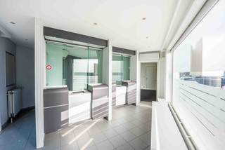 Bent u op zoek naar een veelzijdig handelspand met woonst op een commerciële topligging?Dit voormalig bankkantoor, gelegen langs een belangrijke...