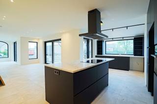 Bij het betreden van deze prachtige woning komt u binnen in een ruime inkomhal. Vanuit de hal bereikt u de royale leefruimte met open keuken, waar comfort en gezelligheid centraal staan. Dankzij de grote raampartijen geniet de woning van een overvloed aan natuurlijk licht.<br />De leefruimte biedt rechtstreeks toegang tot het ruime terras en de grote tuin, ideaal om te ontspannen of gezellig te genieten met familie en vrienden.<br />Verder beschikt de woning over vier volwaardige slaapkamers (waarvan 1 met plaats voor dressing en een aparte gelijkvloerse bureau, perfect voor thuiswerk of hobbyruimte. Er zijn bovendien twee volledig ingerichte badkamers aanwezig, evenals een grote praktische wasruimte met douche.<br />Als extra troeven beschikt deze woning over een garage met dubbele staanplaats, een berg zolder én een kelder, waardoor er aan opslagruimte geen gebrek is. Daarnaast geniet de woning van een prachtig landelijk uitzicht. <br />De woning werd afgewerkt met hoogwaardige materialen, domotica, zonnepanelen en met veel aandacht voor licht, ruimte, energiezuinigheid en wooncomfort. De woning werd ook al compleet geschilderd en de tuin zal nog compleet aangelegd worden (omheining, oprit, gras,...).<br />Een unieke kans voor wie op zoek is naar een ruime en luxueuze huurwoning met alle comfort.<br />Interesse? Mail naar info@rosiersderidder.be<br />Referentie: 5662