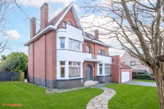<p><strong>Century21 ImmoNero stelt voor:</strong></p><p>Prestigieuze villa van 373m2 op hoekperceel van 1052m2.  Uiterst ruime woning die in 2024 gedeeltelijk is gerenoveerd en als praktijkwoning / koppelwoning gebruikt kunt worden.  </p><p>Deze woning biedt op <br />GV: Inkomhal, grote woonkamer van ongeveer 40m2, ruime ingerichte keuken van 20m2 met toegang tot het Zuid gerichte terras (40m2),  Ruim bureel (14m3), toilet, wasruimte, dubbele garage en kelder.  </p><p>1e Verdieping: 4 Ruime slaapkamers (18m2, 16m2, 14m2 en 11m2), een badkamer (met ligbad, dubbele lavabo en douche), aparte toilet, speelkamer/ kantoorruimte/ hobbyruimte van 19m2.</p><p>2e verdieping: badkamer (met bad en lavabo), 6de slaapkamer (12m2) en grote afgewerkte zolder die kan worden omgebouwd tot 2 extra slaapkamers (33m2).  </p><p>Deze woning beschikt over een nieuwe badkamer, WC, een recente condensatie ketel,</p><p>www.sint-annastraat47.be    </p>