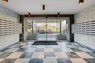 VALIMMAS verkoopt dit welgelegen en gerenoveerd appartement met ruim terras en kelder.    

Het appartement bevindt zich op de 4de verdieping (met lift), en omvat oa. een inkomhal met ingebouwde vestiairekasten, een toilet, een lichtrijke living met sierhaard, een open ingerichte keuken met toegang tot het terras, twee slaapkamers en een comfortabele badkamer met ligbad. Er is tevens een kelder inbegrepen.    
Mooi open zicht vanaf het terras.    

Het appartement is uitgerust met alle hedendaags comfort en een sfeervolle decoratie. In zeer goede staat van onderhoud en direct instapklaar!  PVC ramen vernieuwd in 2019.    

Gelegen aan de rand van het Brussels Gewest, in de omgeving van de Heyzel, het Dielegempark en het UZ Brussel te Jette.  Op wandelafstand van openbaar vervoer (oa. Tram en bushaltes).    