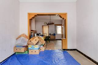 Pal in het centrum van Geel, in de Nieuwstraat, bevindt zich dit leuke renovatieproject. De centrale ligging en de renovatiemogelijkheden zijn de grote troeven van deze woning. De vele winkels, scholen, openbaar vervoer, ... zijn allen op wandelafstand gelegen. Kortom een toplocatie.<br /><br />De woning omvat op de gelijkvloerse verdieping een grote leefruimte, een keuken en een badkamer die bestaat uit douche, lavabo en toilet. Op de eerste verdieping zijn er 2 slaapkamers met oppervlaktes van 18 m2 en 8 m2. Verder kan je via de vaste trap naar de zolderverdieping. Hier vinden we een grote ruimte van 25 m2, die perfect kan opgedeeld worden naar 2 slaapkamers en/of een grote zolderkamer. Tot slot is er nog een kelderruimte die ter opslag kan gebruikt worden.<br /><br />Achter de woning ligt nog een mooie en uitgestrekte achtertuin. Deze is eveneens te bereiken met de fiets via de straat Rozendaal. Op deze manier heb je ook een handige achteruitgang.<br /><br />Bijzonderheden: <br />- Geen renovatieverplichting van toepassing<br />- Centrale locatie<br />- Mooie en ruime stadstuin<br />- Veel uitbreidingsmogelijkheden<br /><br />Voor meer informatie of een bezoek, neem contact met ons op via info@vastengoed.be of bel naar 014/72 73 74.<br /><br />Wenst u een gratis schatting van uw eigendom? Neem contact met ons op via 014/72 73 74.