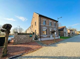 <p><span>In het idyllische Maasdorp Vucht, een deelgemeente van Maasmechelen, vind je dit unieke appartement van maar liefst 190m², gelegen op de eerste verdieping van een karaktervol pand. Dankzij de hoogwaardige afwerking met authentieke materialen straalt deze woonst warmte en charme uit. Hier geniet je van ruimte, licht en een huiselijk gevoel in een rustige, groene omgeving.</span></p><p><span> </span></p><p><span>De royale woon- en eetkamer vormt het hart van de woning en biedt een prachtig zicht op de tuin. De raampartijen zorgen voor een overvloed aan natuurlijk licht en versterken het ruimtelijke gevoel. De open indeling maakt het eenvoudig om de leefruimte naar eigen wens in te richten.</span></p><p><span> </span></p><p><span>Verder beschikt het appartement over twee ruime slaapkamers, ideaal voor een gezin, een koppel of iemand die een extra kamer wil inrichten als bureau of hobbyruimte. De badkamer biedt alle comfort. Als extra troef hoort er een privé-tuin bij het appartement, perfect om te genieten van een koffiemoment in de buitenlucht of een ontspannende avond in alle rust.</span></p><p><span> </span></p><p><span>Dankzij de gunstige ligging in Vucht woon je hier in een gezellige dorpssfeer, terwijl alle nodige voorzieningen zoals winkels, scholen en openbaar vervoer binnen handbereik zijn. Bovendien ben je op korte afstand van de belangrijkste verbindingswegen en natuurgebieden, ideaal voor zowel pendelaars als natuurliefhebbers.</span></p><p><span> </span></p><p><span>Zie jij jezelf hier al thuiskomen? Neem dan contact op via Robin@jemar.be of bel 0484 35 73 08 voor meer informatie of een bezichtiging.</span></p>