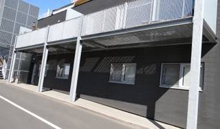 <p>Te huur: comfortabel halfopen appartement in het centrum van Boezinge, nabij openbaar vervoer en voorzieningen.</p>
<p> </p>
<p>Dit appartement biedt een praktische indeling met twee slaapkamers en een energiezuinig EPC-label B. Gelegen in de woonkern, geniet u van een rustige omgeving met alle dagelijkse noden op wandelafstand. Het halfopen karakter zorgt voor extra lichtinval en een aangename woonbeleving.</p>
<p> </p>
<p>Belangrijkste ruimtes:<br />• Woonkamer met natuurlijke lichtinval en toegang tot het terras<br />• Keuken in open verbinding met de woonkamer<br />• Twee slaapkamers, ideaal voor gezin of koppel<br />• Badkamer met douche, toilet en enkel spoelbak<br />• Wasplaats met aansluiting voor wasmachine en droogkast<br />• Berging voor extra opslag<br />• Terras voor buitenmomenten</p>
<p> </p>
<p>Troeven:<br />• Centrale ligging in Boezinge, nabij openbaar vervoer<br />• Energiezuinig met EPC-label B<br />• Praktische indeling met twee slaapkamers en terras</p>
<p> </p>
<p>Neem vandaag nog contact op met uw ERA-makelaar voor een bezoek.</p>
<p> </p>
<p>JOUW DROOMAPPARTEMENT. ZO GEVONDEN!</p>