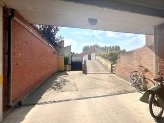 Garagebox gelegen in het centrum van Brugge in een afgesloten garagecomplex. <br /><br />Afmetingen 2,52m x 5,00m. Hoogte onder poort 1,90m.<br /><br />Absoluut een must mits het vernieuwde parkeerbeleid.<br /><br />Momenteel verhuurd.