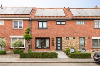 <p>Are you looking for a well-kept home in an excellent location near Mechelen? Then this closed building is definitely worth a visit.</p><p>On the ground floor, you enter the house through the entrance hall with guest toilet. The bright living space with dining room provides a pleasant living experience. Adjacent is the renovated kitchen, fully equipped with all modern comfort, with a practical storage/laundry room.</p><p>The second floor comprises three bedrooms, two of which are particularly spacious, and a bathroom. A sliding staircase leads to the attic, ideal for additional storage space.</p><p>Outside you enjoy a cozy garden with garden shed, perfect for relaxing in peace.</p><p>Thanks to the insulated roof, updated windows and gas condensing boiler, the house boasts a favorable EPC.</p><p>The location is an absolute advantage: quiet location in a child-friendly development with playground, and at the same time easily accessible with an excellent connection to the E19 motorway and the center of Mechelen.</p><p>Added bonus: a garage box just 20 meters from the house, to be purchased separately for €35,000.</p><p>Interested? Contact us for more information or a site visit.</p>