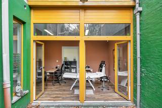 <p><b><span>Schitterende praktijkruimte in absolute topbuurt<br /><br />Vandaag is ’t te doen in één van de knapste buurten van Antwerpen, op die statige Arthur Goemaerelei. Omringd door de typische pracht en praal van deze wijk, vind je hier een gelijkvloerse praktijkruimte – op zoek naar een nieuwe dromer met grootse plannen. Kom binnen!</span></b><br /><br />Hier vind je een charmante gelijkvloerse praktijkruimte die wacht op iemand met een luisterend oor, helende handen of een hart voor zorg. Deze praktijkruimte ligt aan de achterkant van het gebouw met een buitenruimte.</p>
<p><strong>Kom binnen, dit is de plek waar jouw praktijk mag groeien.</strong></p>
<p>De ruimte leent zich perfect voor wie actief is binnen een therapeutische setting: psycholoog, coach, kinesist, massagetherapeut, logopedist… noem maar op. De sfeer is open en huiselijk, ideaal om cliënten zich meteen op hun gemak te laten voelen.<br /><br /><strong>Handig om weten </strong><br /><br />En dan, het belangrijkste: deze schitterende praktijkruimte is beschikbaar vanaf 1 december aan een huurprijs van €650 inclusief het gebruik van de keuken en de toiletten. De kitchenette en de twee toiletten worden gedeeld met de voorste ruimte. De maandelijkse kosten bedragen een forfait van €45 voor onderhoud en minuterie van de gemene delen en alarm. Verder is de huurprijs ook exclusief de kosten voor gas, water en elektriciteit die geschat worden op €60.<br /><br />Klaar om je dromen te laten uitkomen? Vraag je bezoek snel aan!</p>