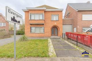 Op een rustige ligging vindt u deze volledig gerenoveerde woning met 4 slaapkamers op Kwadeweg 59 in Evergem. De woning werd de afgelopen...