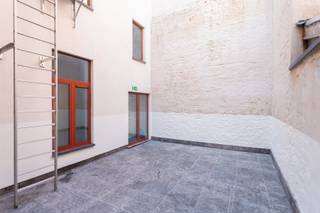 <p><strong>Studentenhuis met 15 kamers op toplocatie bij Park Spoor Noord</strong></p>
<p>Bent u op zoek naar een zorgeloze investering met hoog rendement?<br />Dan is dit volledig gerenoveerde en vergunde studentenhuis precies wat u zoekt.</p>
<p>15 moderne studentenkamers, elk met eigen douche en lavabo ter hoogte van Park Spoor Noord en het Slachthuis.</p>
<p>Gemeenschappelijke keuken &amp; toiletten, praktisch en efficiënt</p>
<p>Fietsenstalling &amp; koer (28 m²), extra comfort voor studenten</p>
<p>Volledig instapklaar &amp; vergund: geen zorgen en direct rendement</p>
<p>De kamers variëren tussen ca. 13 en 18 m² en zijn erg gegeerd dankzij de perfecte ligging: op wandelafstand van universiteiten én vlak bij het bruisende Park Spoor Noord.</p>
<p>Mogelijke huuropbrengst: €117.000 per jaar (uitgaande van €650/maand per kamer)</p>
<p>Een unieke kans om te investeren in een hoogwaardig studentenpand met bewezen verhuurpotentieel.</p>
<p>Contacteer ons vandaag nog voor een bezoek en ontdek samen met LISTED dit opbrengstpand: +32 3 283 51 51.</p>