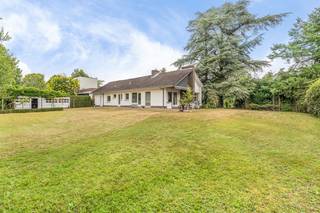<strong>🏡 Gelijkvloerse woning met inpandige garage op een totale opp van 19a92ca 🌿</strong><br /><br />Bent u op zoek naar een gelijkvloerse woning op een rustige locatie, maar toch vlakbij het centrum van Mol?<br />Dan is deze woning in een rustige, doodlopende straat zeker een bezoek waard.<br />Dankzij de praktische indeling, de vele bergruimtes en de aangename tuin biedt deze woning heel wat mogelijkheden om er uw eigen thuis van te maken.<br /><br />Bij het binnenkomen wordt u verwelkomd in de inkomhal met gastentoilet.<br />Van hieruit bereikt u de gezellige leefruimte met een aparte zit- en eethoek. De houtkachel zorgt voor extra sfeer en warmte tijdens de koudere dagen.<br />Via het grote schuifraam geniet u van een mooi zicht op de tuin en heeft u rechtstreeks toegang tot het overdekte terras. Een ideale plek om rustig te ontspannen. ☀️<br /><br />De woonkamer sluit aan op de keuken, voorzien van ingebouwde toestellen zoals een oven, kookvuur en vaatwasser.<br />De keuken is functioneel ingericht maar kan nog verder opgefrist worden naar eigen smaak.<br />Via de keuken is er toegang tot de kelder, ideaal als extra opslagruimte.<br /><br />🏠 Praktische indeling<br />De woning beschikt over vier slaapkamers.<br />Er zijn twee ruime slaapkamers en twee kleinere kamers die eventueel samengevoegd kunnen worden tot één grotere slaapkamer, bureauruimte of hobbykamer.<br /><br />De badkamer is uitgerust met een ligbad, toilet en bidet.<br />Daarnaast is er een praktische wasplaats met alle nodige aansluitingen en een aparte doorgang naar de tuin.<br />Verder beschikt de woning over meerdere ingemaakte kasten voor extra opbergruimte.<br />De vaste trap brengt u naar de ruime<strong> zolderverdieping</strong> die nog verschillende mogelijkheden biedt en <strong>eventueel verder ingericht kan worden</strong>.<br /><br />🌳 Buitenruimte<br />Achteraan de woning geniet u van een aangename tuin met overdekt terras.<br />In de tuin is er een aparte berging/tuinhuis ideaal voor fietsen, tuinmateriaal of extra opslag.<br /><br />De woning beschikt eveneens over een inpandige garage wat zorgt voor extra comfort en praktische mogelijkheden.<br /><br />⭐ Troeven<br />✔ Geen renovatieverplichting van toepassing<br />✔ Praktische gelijkvloerse indeling<br />✔ Gezellige leefruimte met houtkachel en toegang tot het overdekte terras<br />✔ Vier slaapkamers met mogelijkheid tot herindeling/ uitbreiding<br />✔ Ruime zolder die nog verder ingericht kan worden<br />✔ Inpandige garage voor extra comfort<br />✔ Kelder en verschillende opbergmogelijkheden aanwezig<br />✔ verwarmingsketel op aardgas<br /><br />Deze woning combineert een rustige ligging met een zeer praktische indeling.<br />Ze biedt een mooie kans voor wie op zoek is naar een comfortabele woning met mogelijkheden om verder naar eigen smaak in te richten.<br /><br />📞 Interesse? Ontdek zelf de mogelijkheden van deze woning en plan vandaag nog uw bezoek! 🏡
