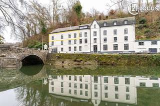 Waar de Lesse en de Maas samenkomen bieden wij een bijzonder appartement aan. Het gaat om een ruim appartement in het voormalig hotelgebouw 'Hotel...