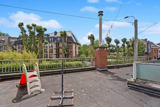 <strong>Omgeving</strong><br />Deze ruime woning is gelegen in de Lourdesstraat te Oostakker, een aangename en goed bereikbare woonomgeving op korte afstand van Gent. Dankzij de vlotte verbinding met de R4, het stadscentrum en de belangrijkste invalswegen geniet u hier van een uitstekende bereikbaarheid. Winkels, scholen, openbaar vervoer en diverse ontspanningsmogelijkheden bevinden zich bovendien in de onmiddellijke omgeving, wat deze locatie bijzonder aantrekkelijk maakt voor gezinnen.<br /><br /><strong>Ruime gezinswoning met 4 slaapkamers, garage en dakterras.</strong><br />Bij het betreden van de woning komt u terecht in de inkomhal die toegang biedt tot de lichtrijke leefruimte. Deze aangename woonruimte biedt voldoende plaats voor een gezellige zithoek en eetruimte en vormt het centrale ontmoetingspunt van de woning.<br />Verder beschikt de woning over een praktische keuken met aansluitend de nodige bergruimte. De functionele indeling zorgt voor een comfortabel dagelijks gebruik en biedt tal van mogelijkheden om de woning volledig naar eigen smaak in te richten.<br />Op de verdieping bevinden zich vier volwaardige slaapkamers, waardoor deze woning uitermate geschikt is voor grotere gezinnen of voor wie extra ruimte wenst voor een bureau, hobbykamer of dressing. De badkamer is centraal gelegen en voorziet in alle nodige comfort.<br />Een absolute meerwaarde is het aangename dakterras, waar u in alle rust kunt genieten van de buitenlucht. Daarnaast beschikt de woning over een garage, wat zorgt voor extra comfort en een veilige parkeer- of opslagplaats.<br />Dankzij de combinatie van haar ruime bewoonbare oppervlakte, vier slaapkamers, garage en buitenruimte biedt deze woning een uitstekende opportuniteit voor gezinnen die op zoek zijn naar ruimte en een gunstige ligging.<br /><br /><strong>Absolute pluspunten</strong><br />+ 4 slaapkamers<br />+ Garage<br />+ Aangenaam dakterras<br />+ Goede bereikbaarheid<br />+ Nabij winkels, scholen en openbaar vervoer<br /><br />Voor meer informatie of een bezoekmoment: contacteer Abdil op: abdil@oko.immo of 0484 14 96 86