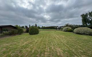 Immo Pické biedt U deze te renoveren villa aan met zeer mooie tuin gelegen in het centrum van Sint-Pieters-Leeuw en bijgevolg in de...